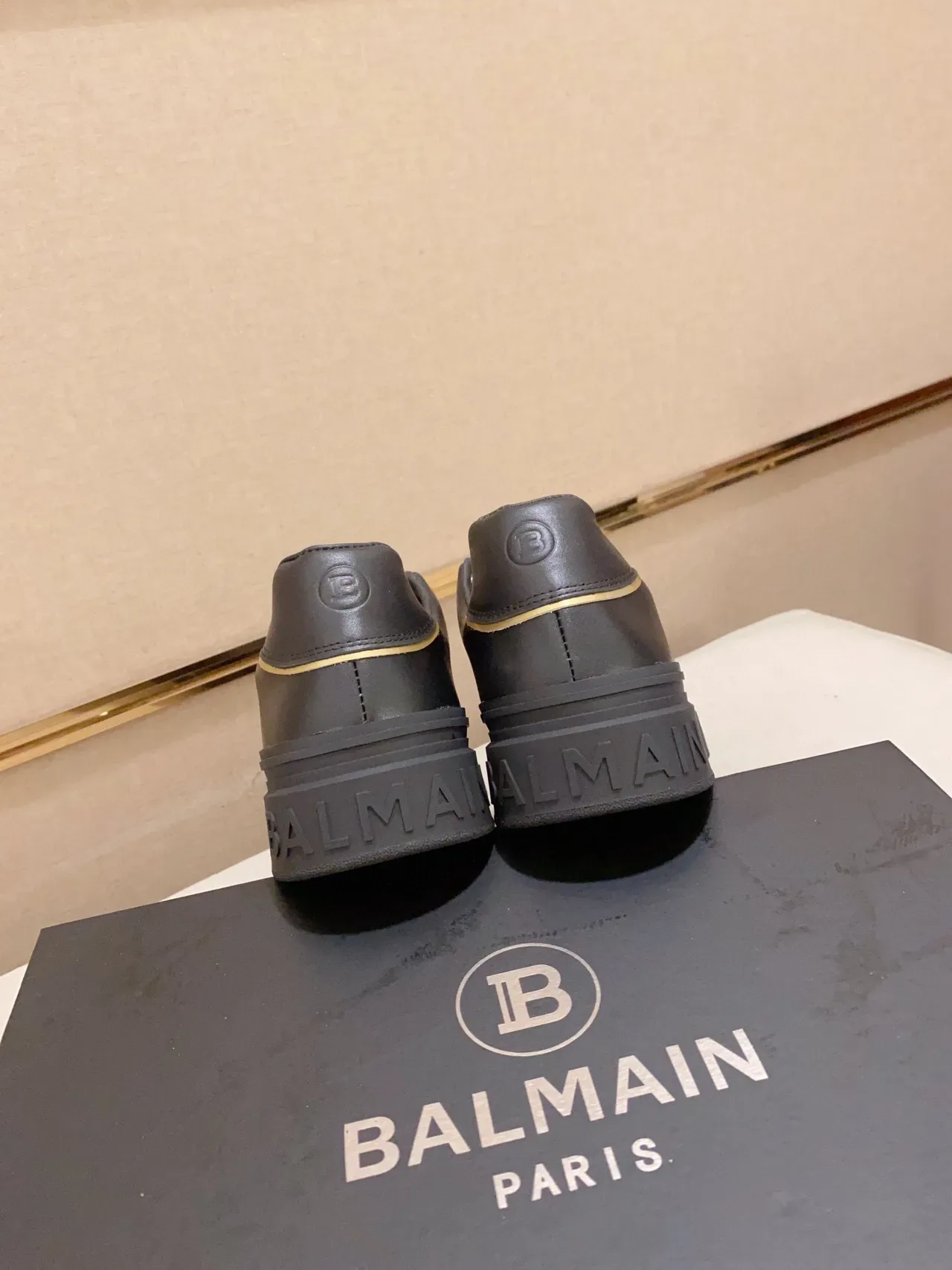 Balmain B-Court Sneakers Lifestyle Noires et Dorées avec Panneau Géométrique 7