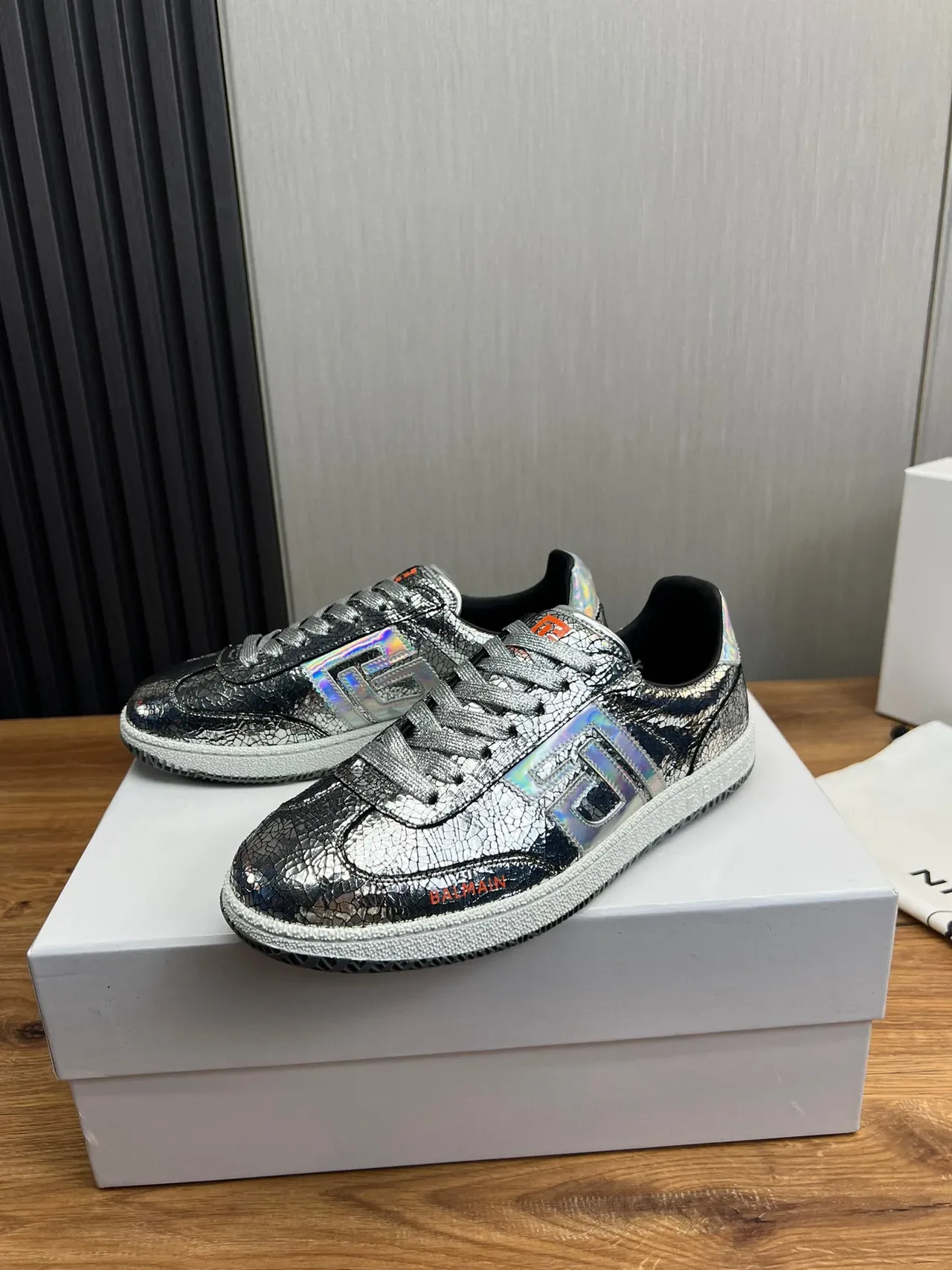 Balmain B-Court Sneakers Lifestyle Métallique Argent Holographique Craquelé 2