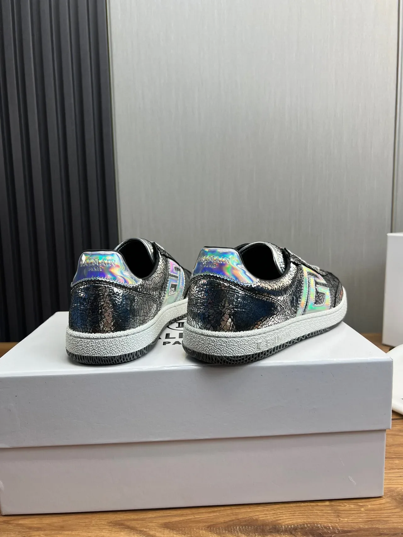 Balmain B-Court Sneakers Lifestyle Métallique Argent Holographique Craquelé 3
