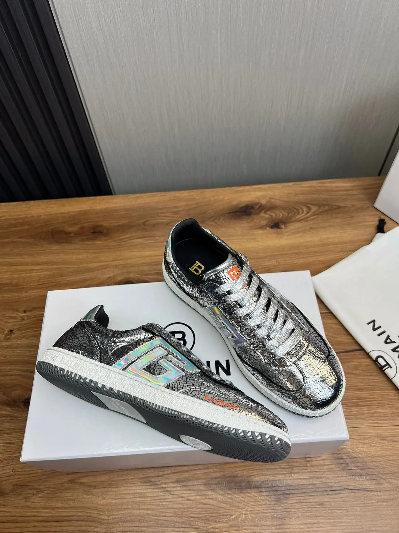 Balmain B-Court Sneakers Lifestyle Métallique Argent Holographique Craquelé 4