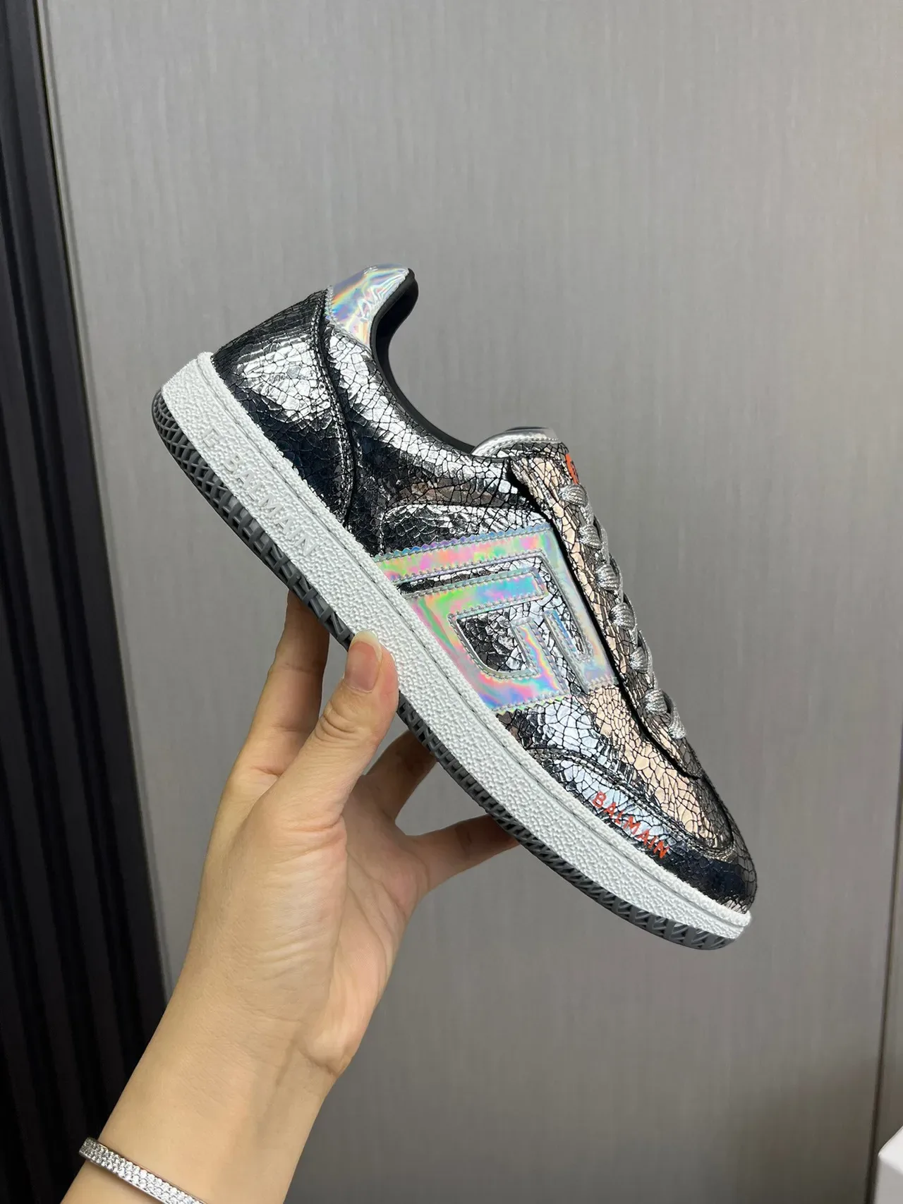 Balmain B-Court Sneakers Lifestyle Métallique Argent Holographique Craquelé 5