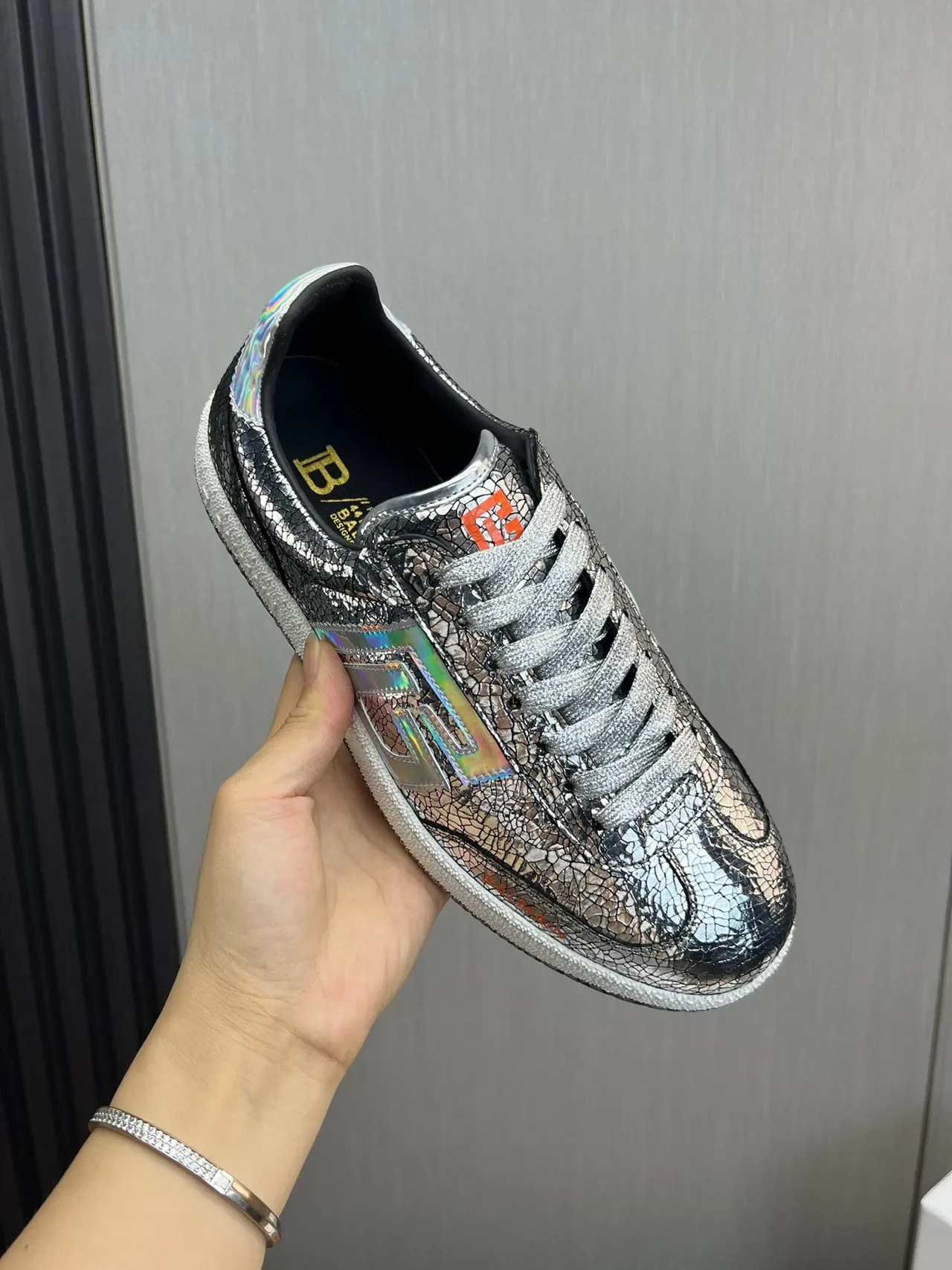 Balmain B-Court Sneakers Lifestyle Métallique Argent Holographique Craquelé 6