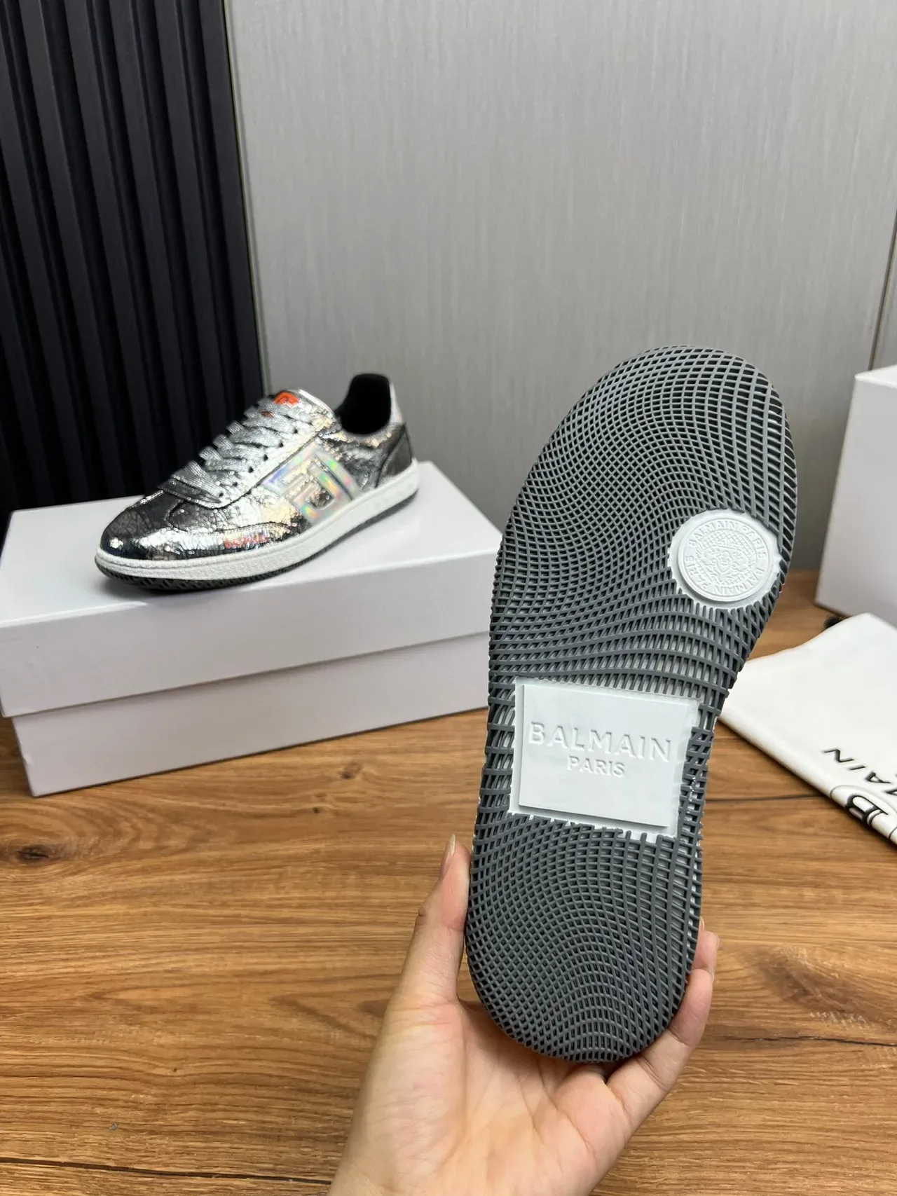 Balmain B-Court Sneakers Lifestyle Métallique Argent Holographique Craquelé 7