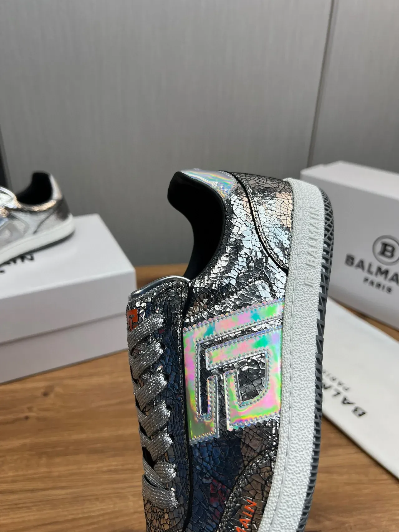 Balmain B-Court Sneakers Lifestyle Métallique Argent Holographique Craquelé 8