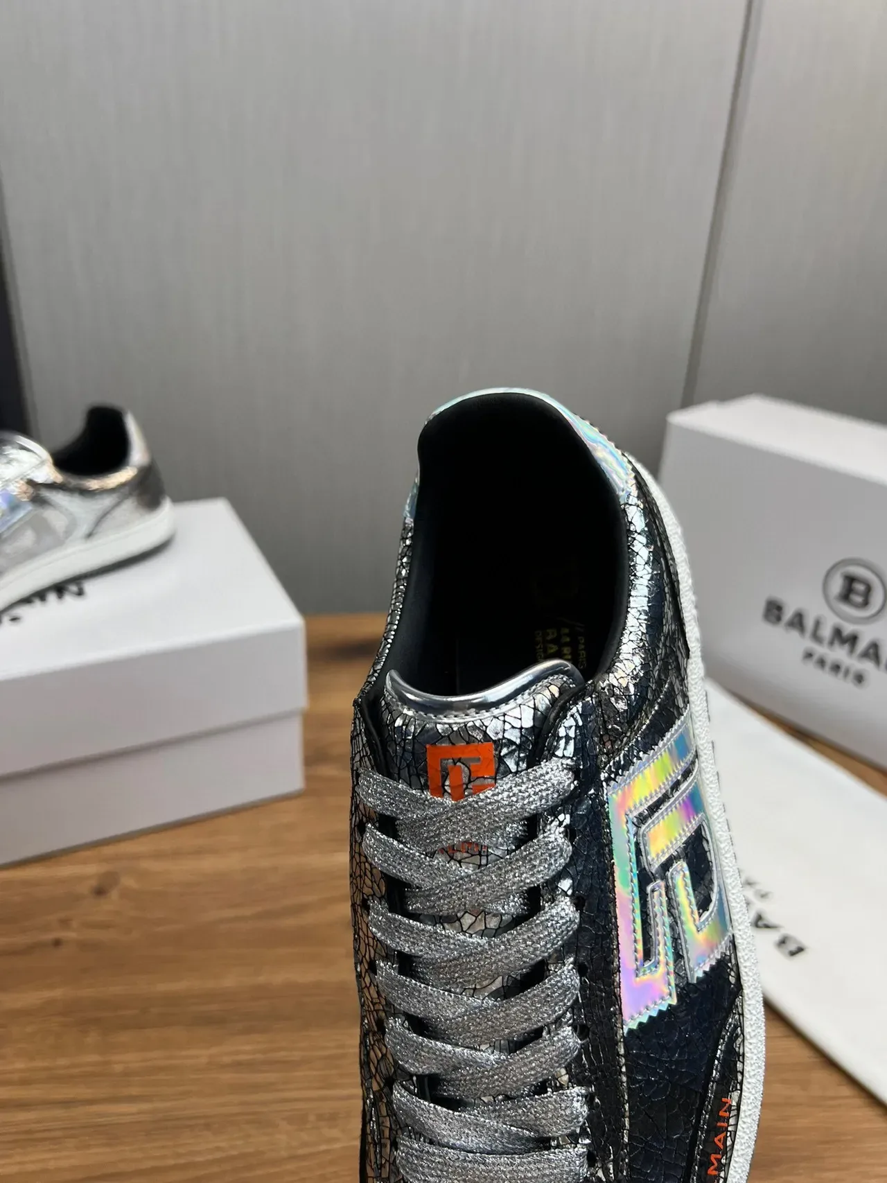 Balmain B-Court Sneakers Lifestyle Métallique Argent Holographique Craquelé 9