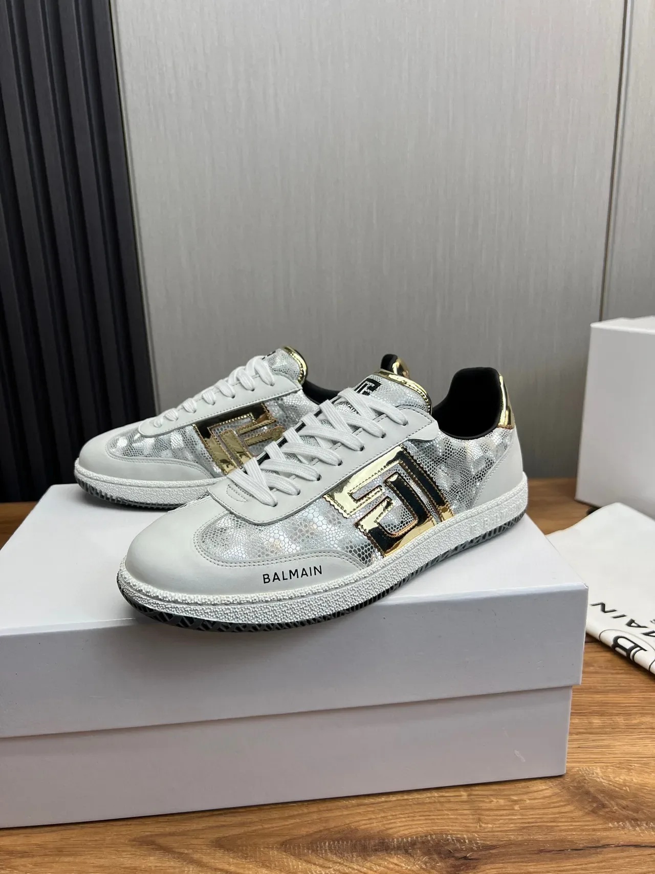 Balmain B-Court Tênis lifestyle brancos prateados dourados metálicos 2