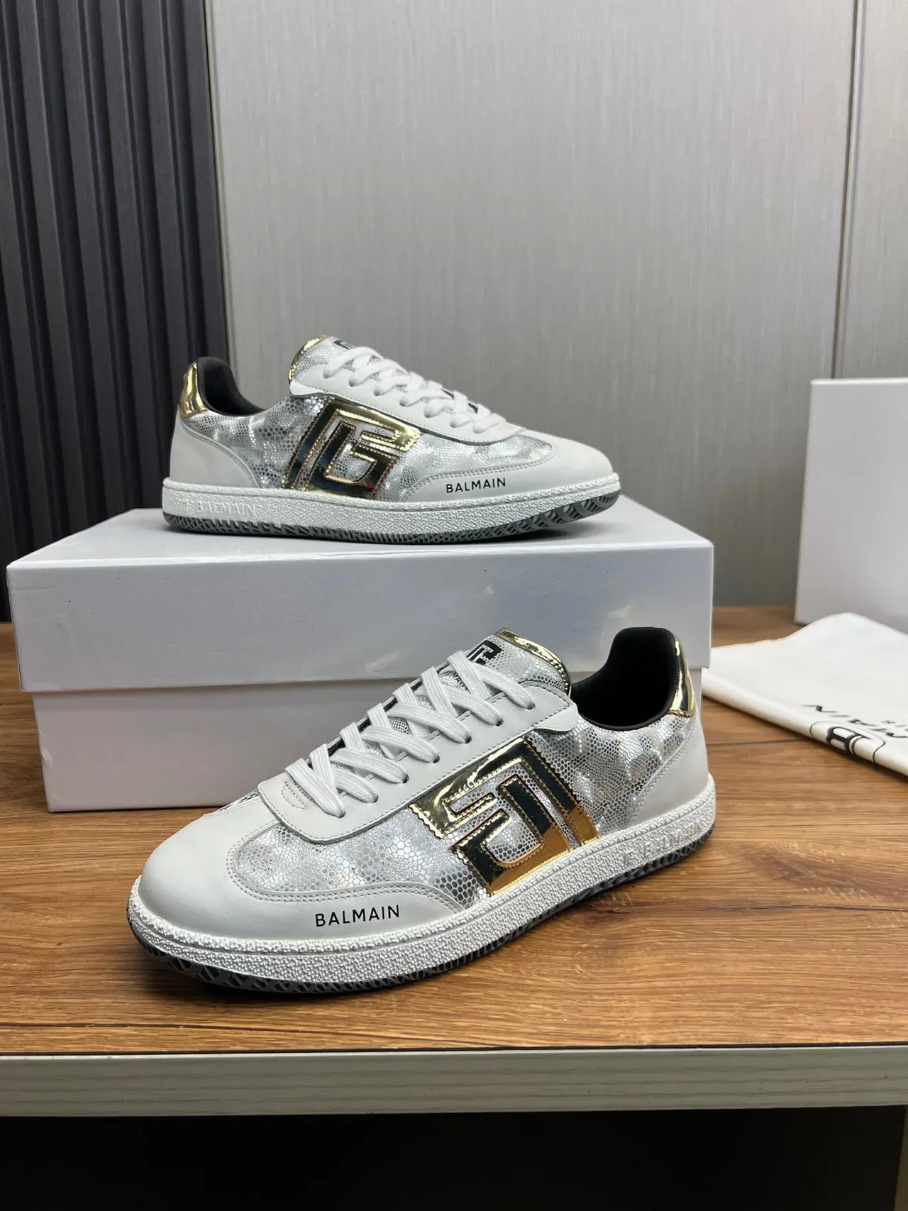 Balmain B-Court Tênis lifestyle brancos prateados dourados metálicos 3