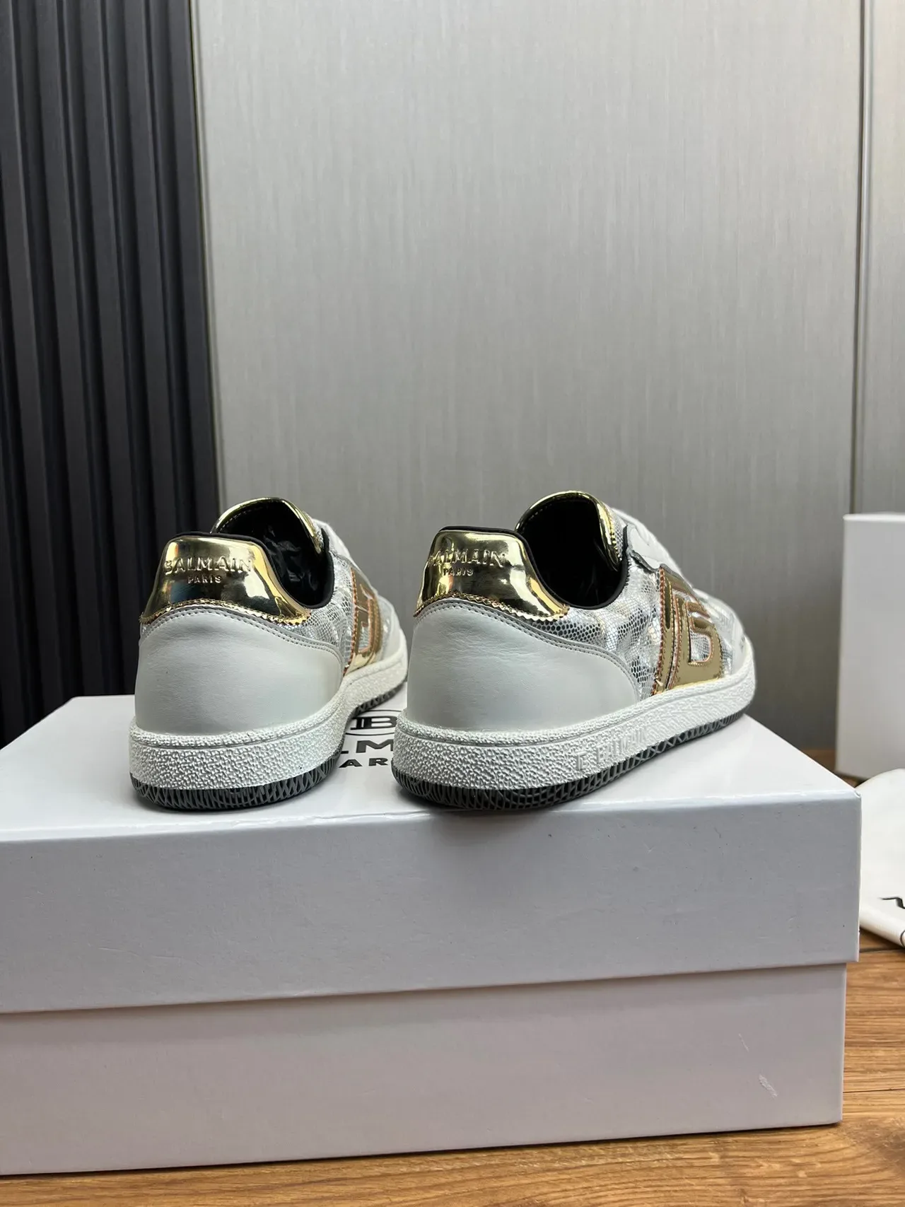 Balmain B-Court Tênis lifestyle brancos prateados dourados metálicos 4