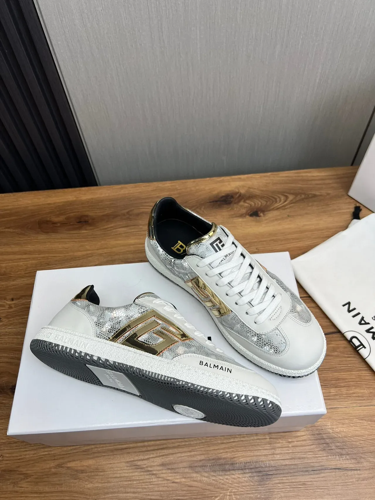Balmain B-Court Tênis lifestyle brancos prateados dourados metálicos 5