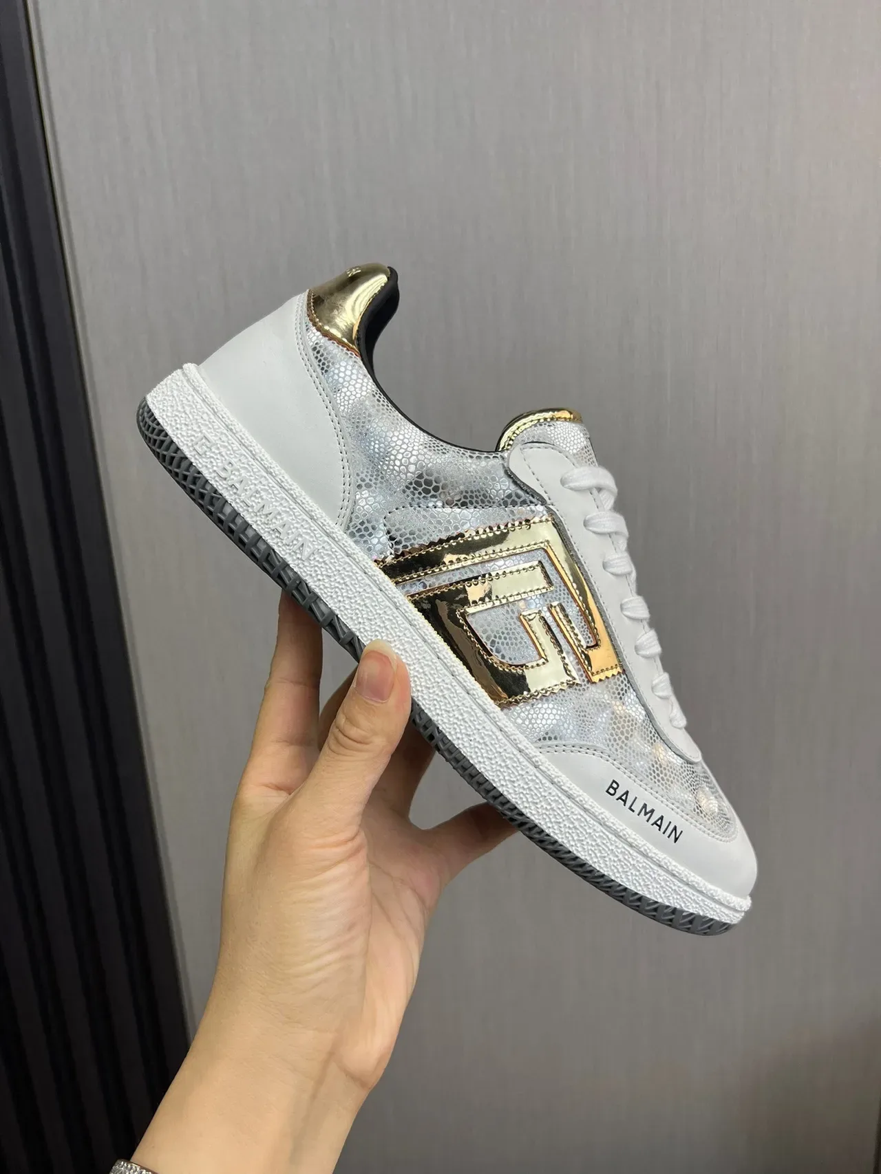 Balmain B-Court Tênis lifestyle brancos prateados dourados metálicos 6