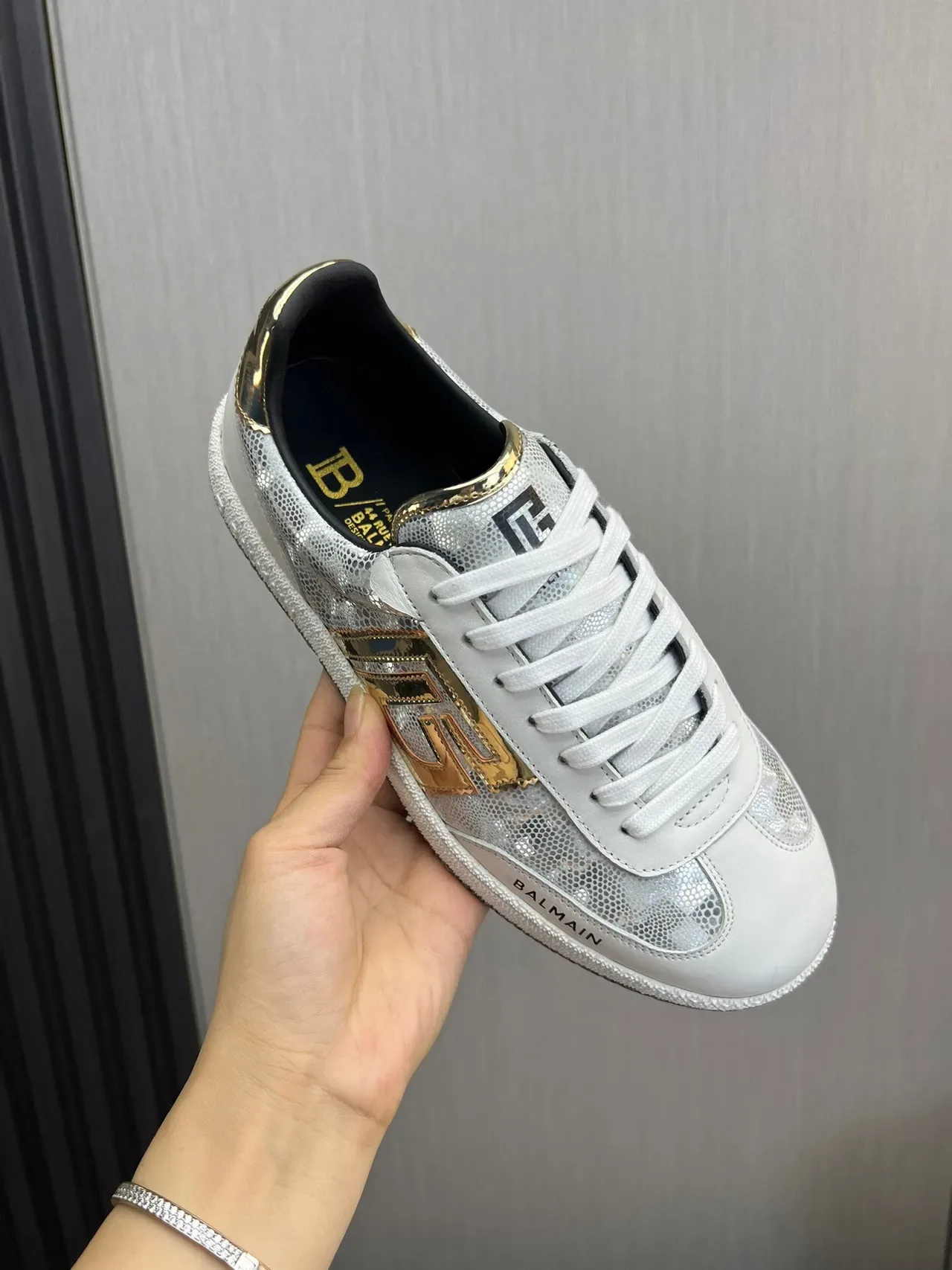 Balmain B-Court Tênis lifestyle brancos prateados dourados metálicos 7