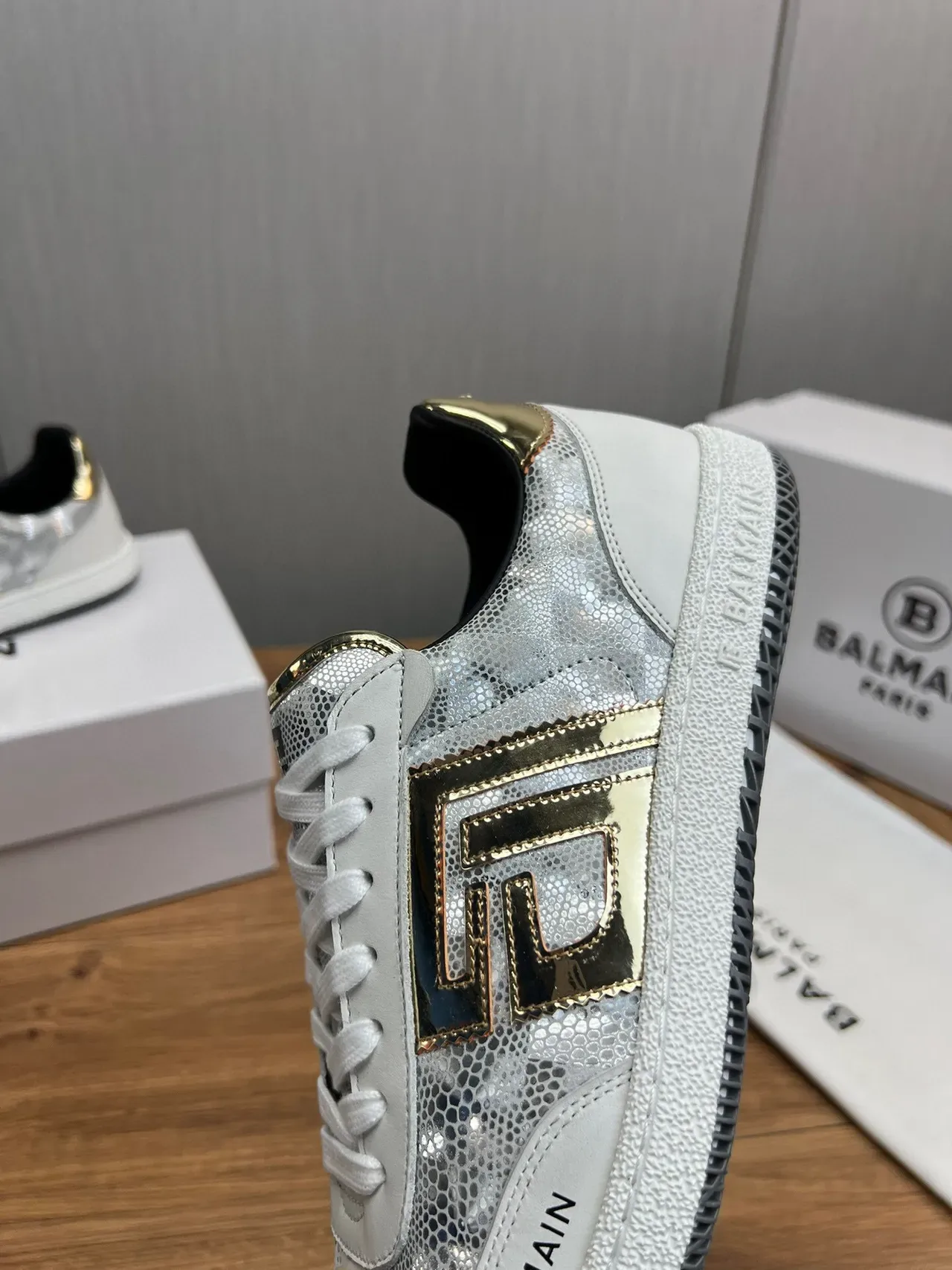 Balmain B-Court Tênis lifestyle brancos prateados dourados metálicos 8