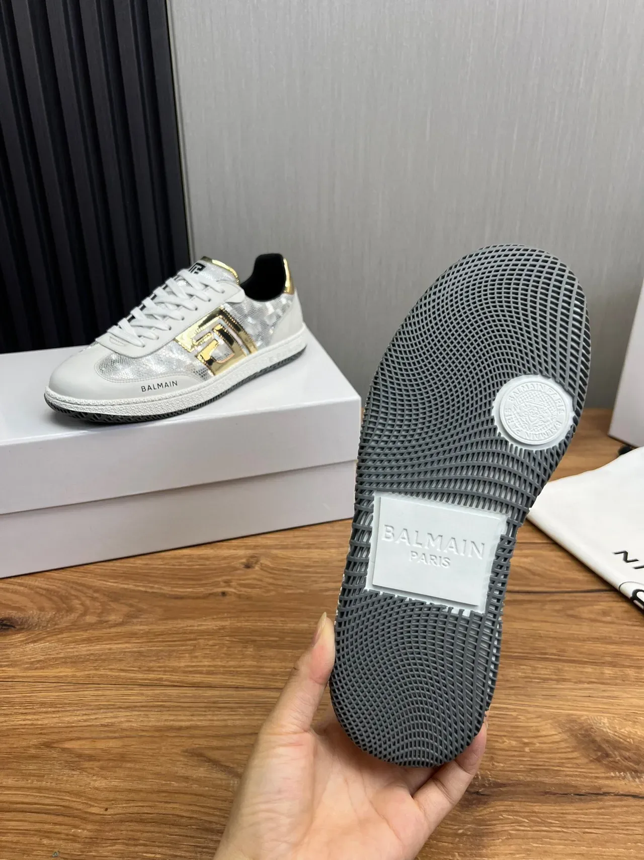 Balmain B-Court Tênis lifestyle brancos prateados dourados metálicos 9