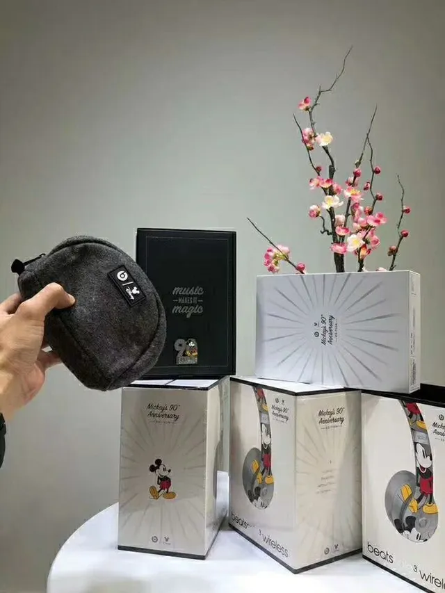 Beats Solo³ Mickey Mouse Gray Multicolor Over-ear Headphones 9