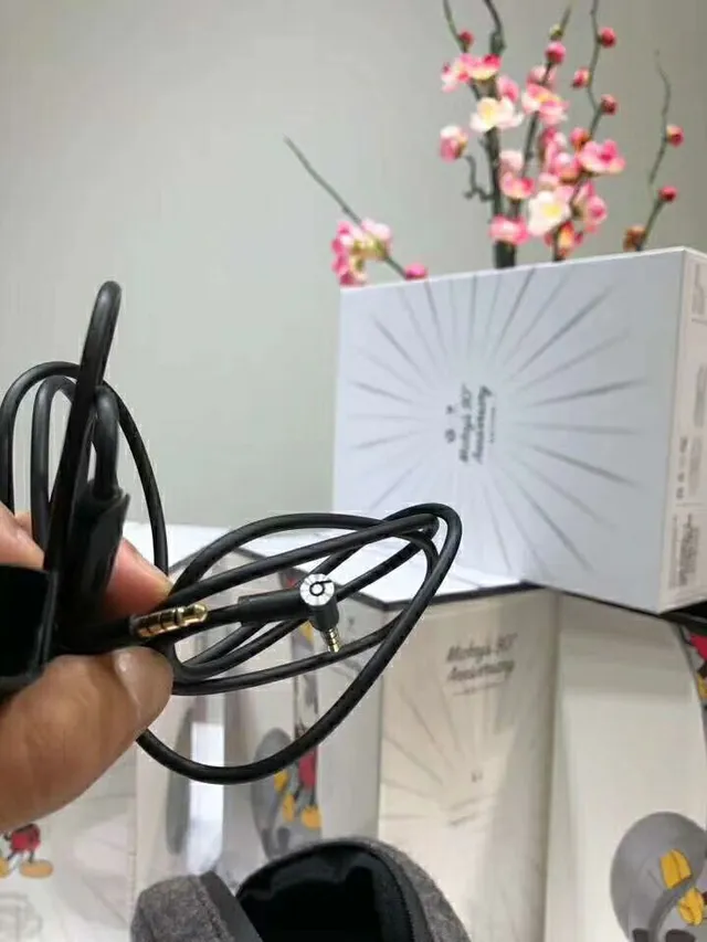 Beats Solo³ Mickey Mouse Gray Multicolor Over-ear Headphones 12