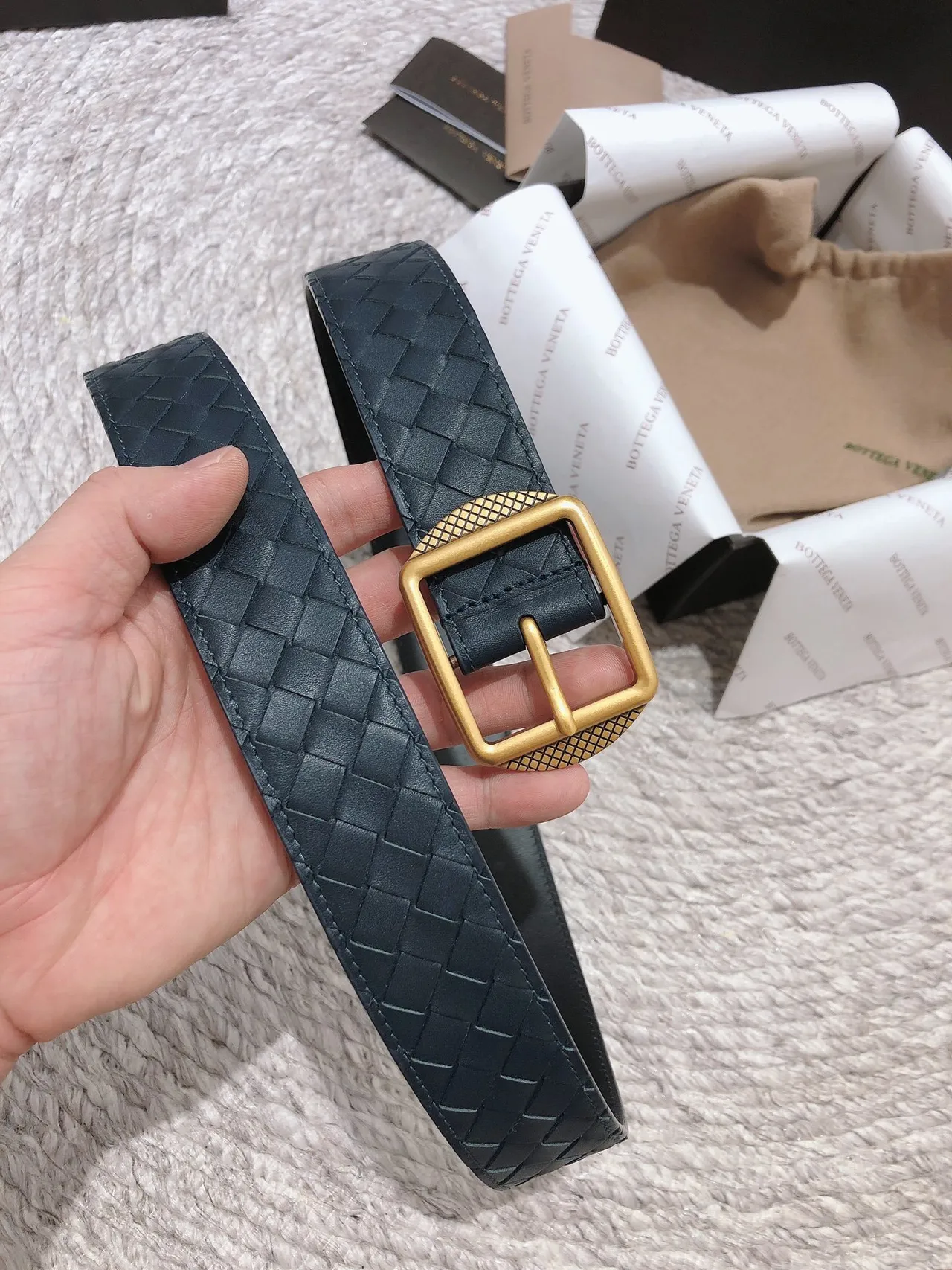 Bottega Veneta Cassette Intrecciato ceinture cuir bleu marine 2