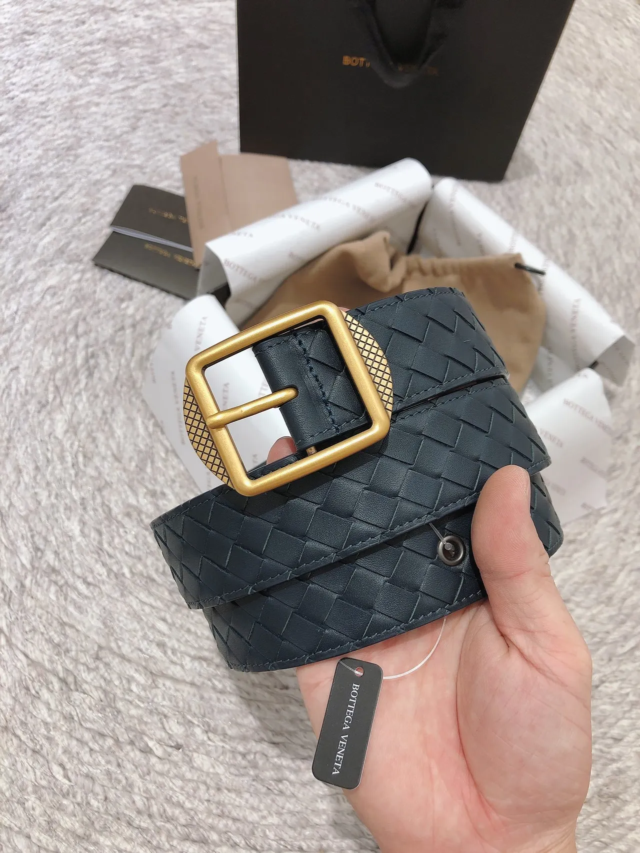 Bottega Veneta Cassette Intrecciato ceinture cuir bleu marine 6