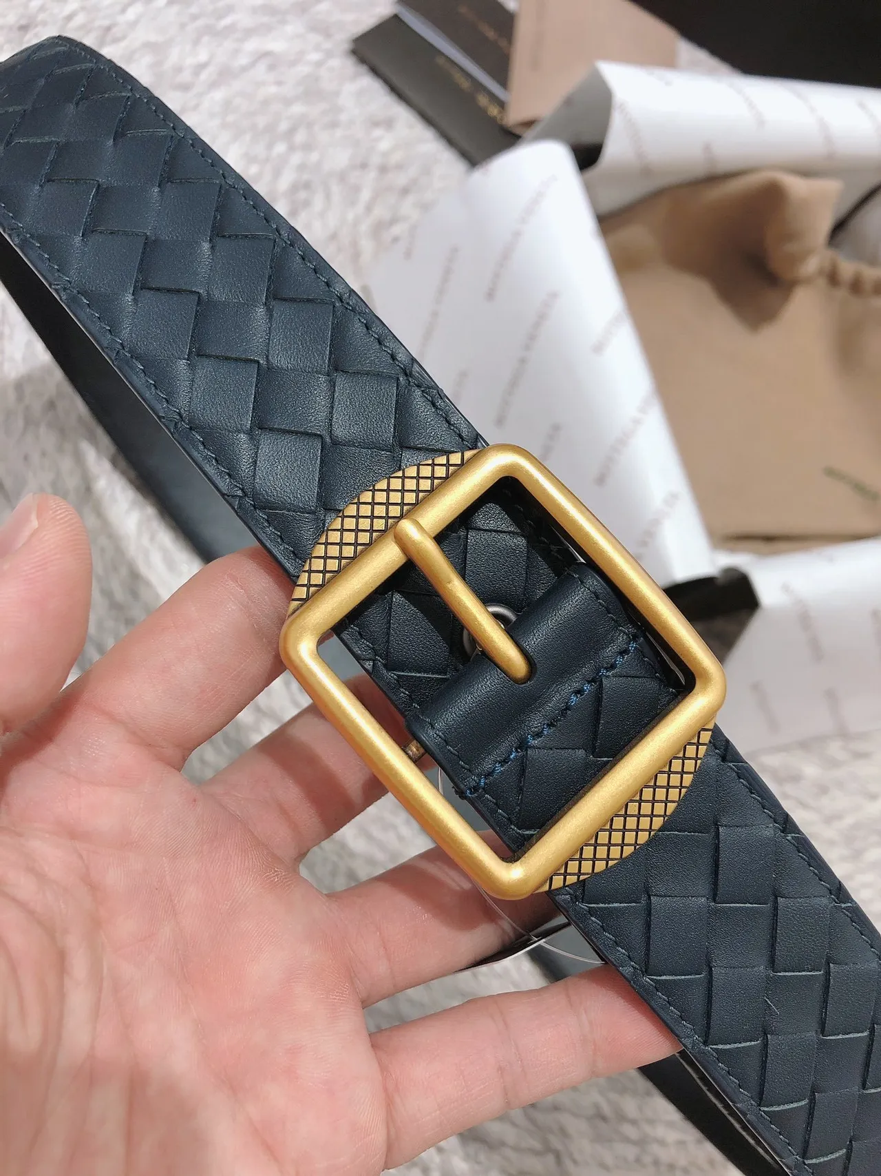 Bottega Veneta Cassette Intrecciato ceinture cuir bleu marine 8