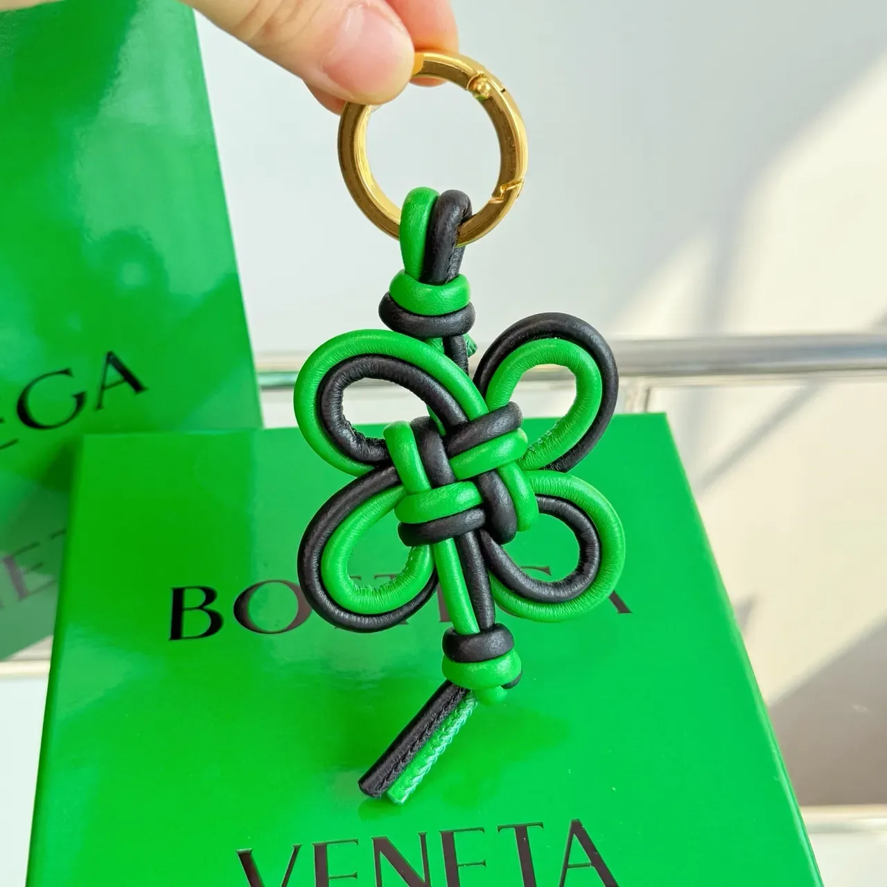 Bottega Veneta Knot हरा और काला लेदर कीचेन ब्रेसलेट 2