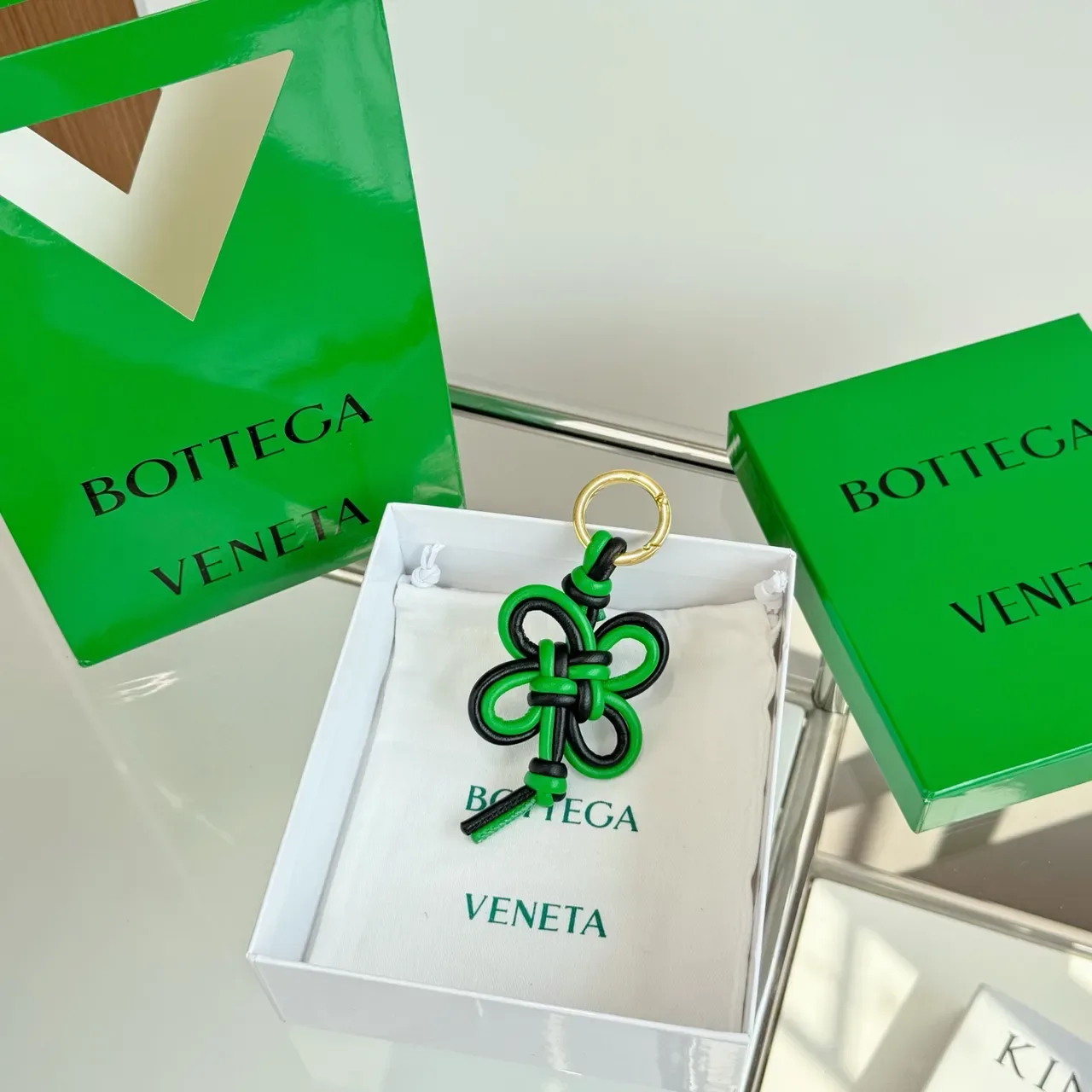 Bottega Veneta Knot हरा और काला लेदर कीचेन ब्रेसलेट 3