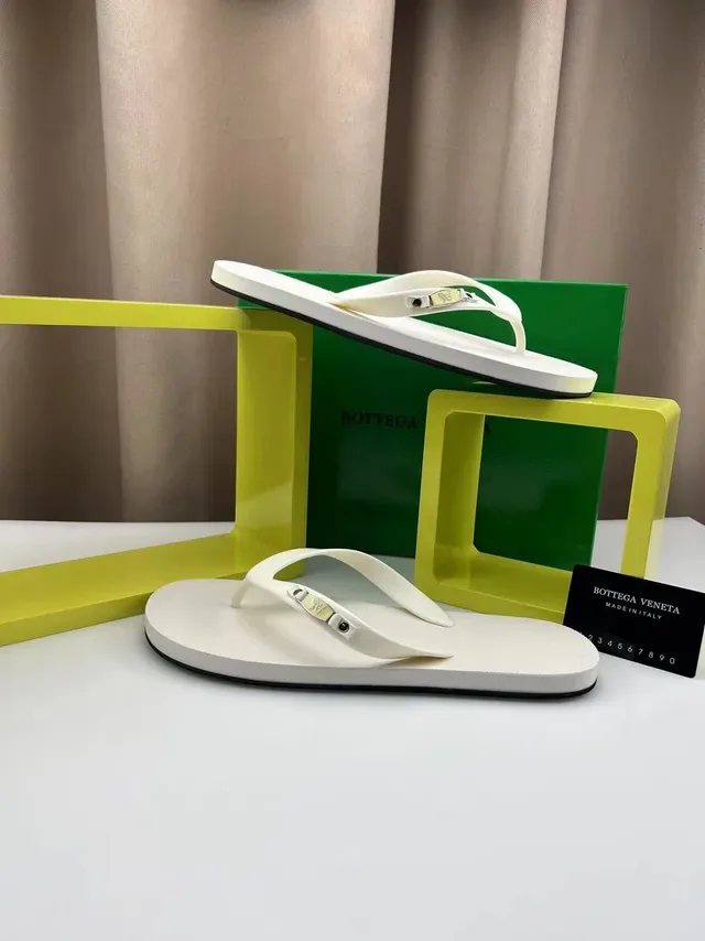 Bottega Veneta Sardine White Black Sandales Minimalistes à Bride Tong 2
