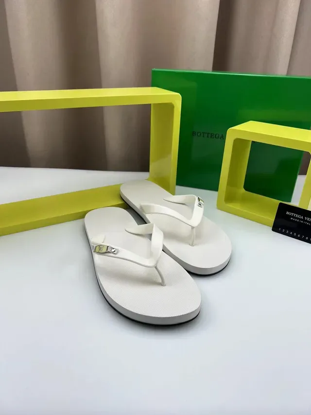 Bottega Veneta Sardine White Black Sandales Minimalistes à Bride Tong 7