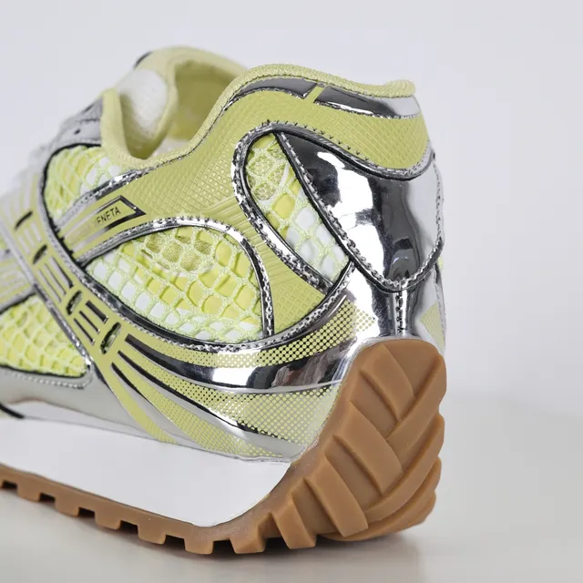 Bottega Veneta Tênis lifestyle com upper de malha amarelo prata e overlays metálicos cromados 4