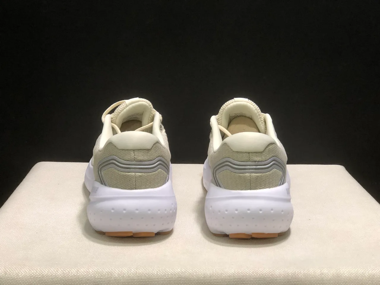 Brooks Glycerin Off-White and Gum أحذية جري 4