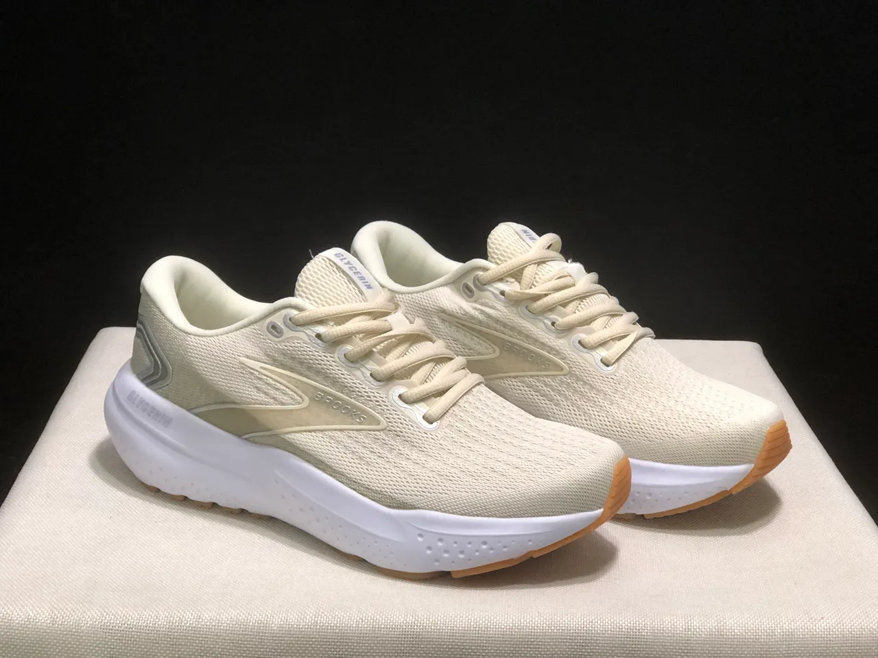 Brooks Glycerin Off-White and Gum أحذية جري 6