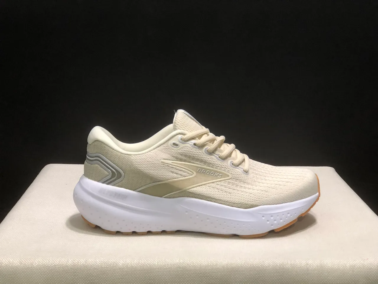 Brooks Glycerin Off-White and Gum أحذية جري 8