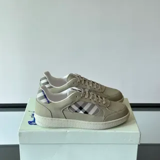 Burberry বেইজ কালো নিম্ন-ঊর্ধ্ব চামড়ার মতো উপর লাইফস্টাইল স্নিকার