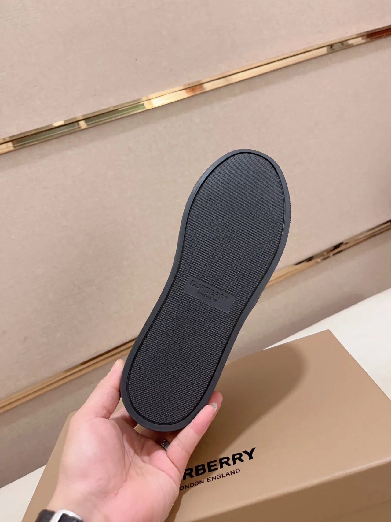 Burberry Tênis lifestyle preto e bege com painéis em malha e bordas de couro 2