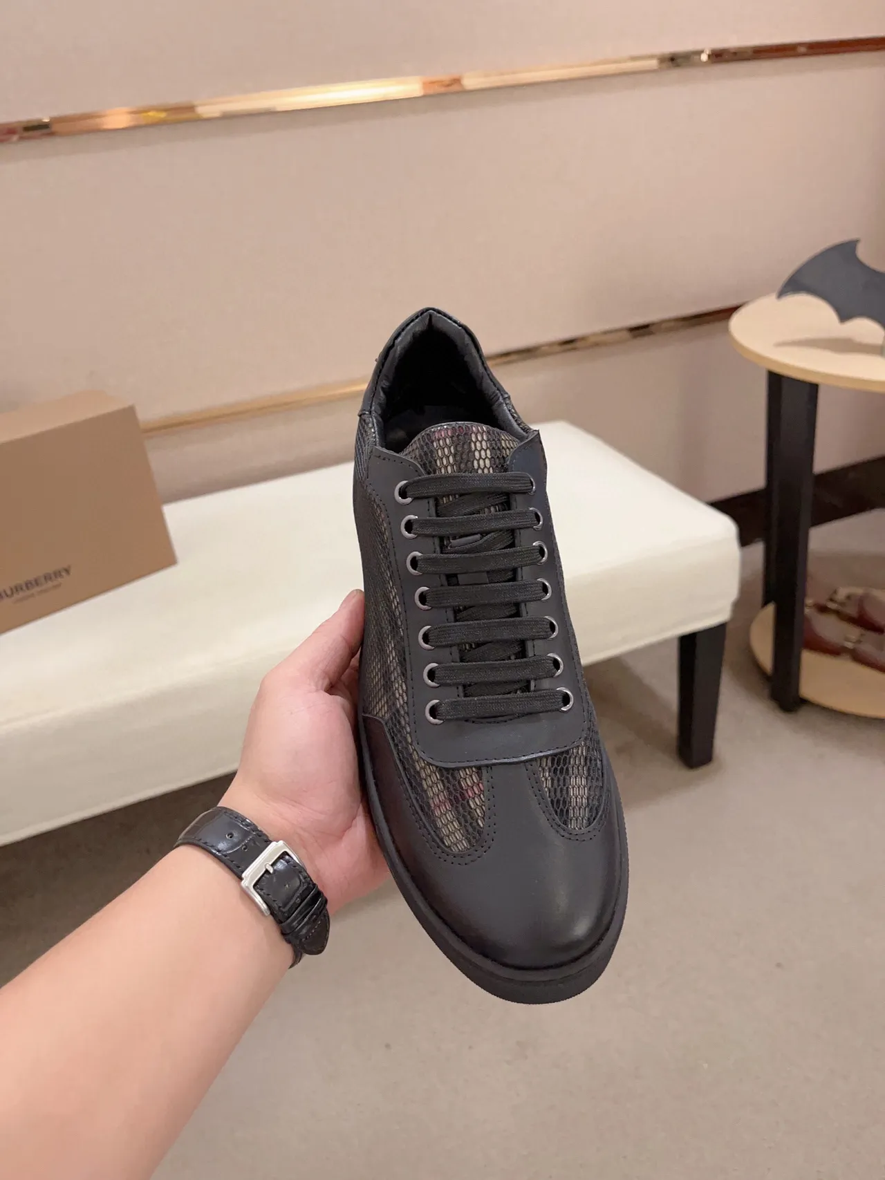 Burberry Tênis lifestyle preto e bege com painéis em malha e bordas de couro 3