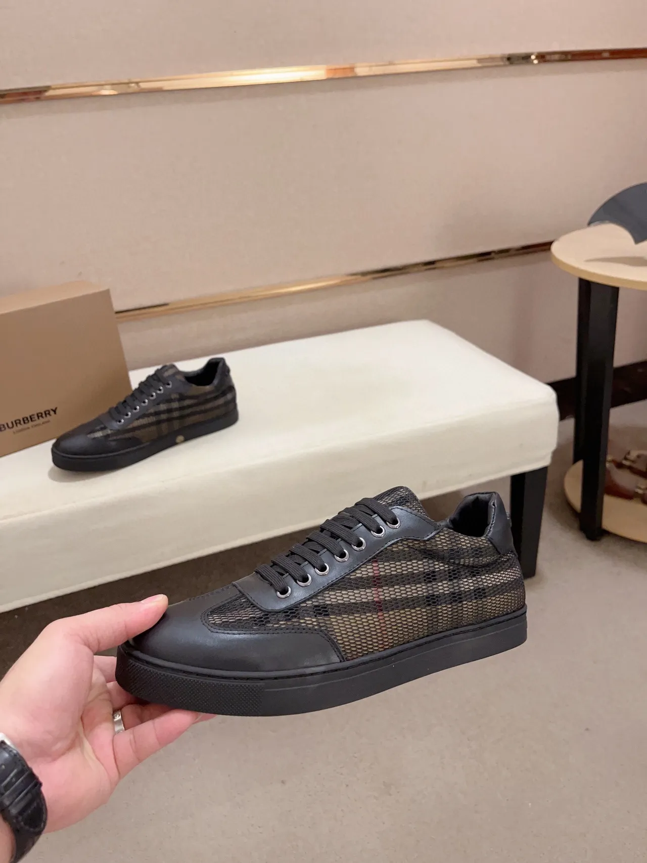 Burberry Tênis lifestyle preto e bege com painéis em malha e bordas de couro 4