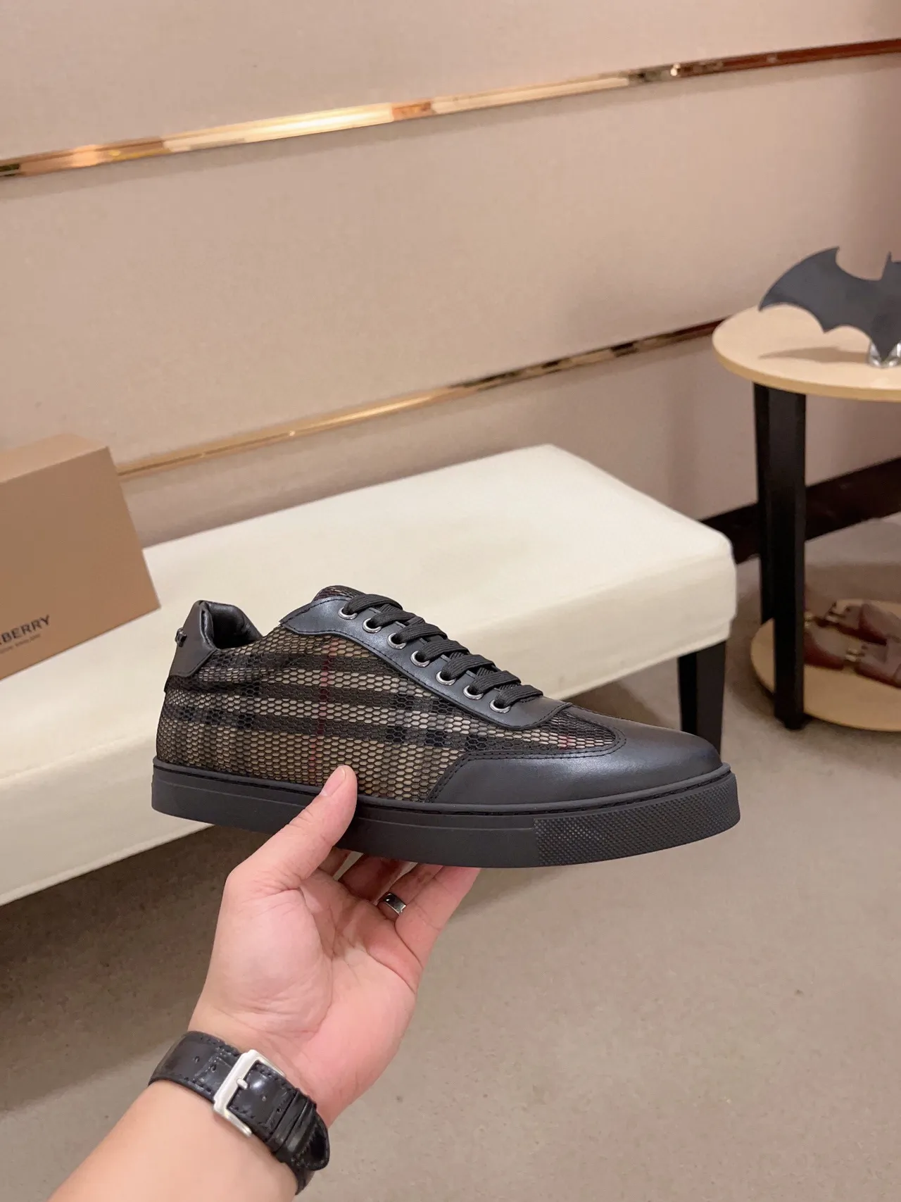 Burberry Tênis lifestyle preto e bege com painéis em malha e bordas de couro 5