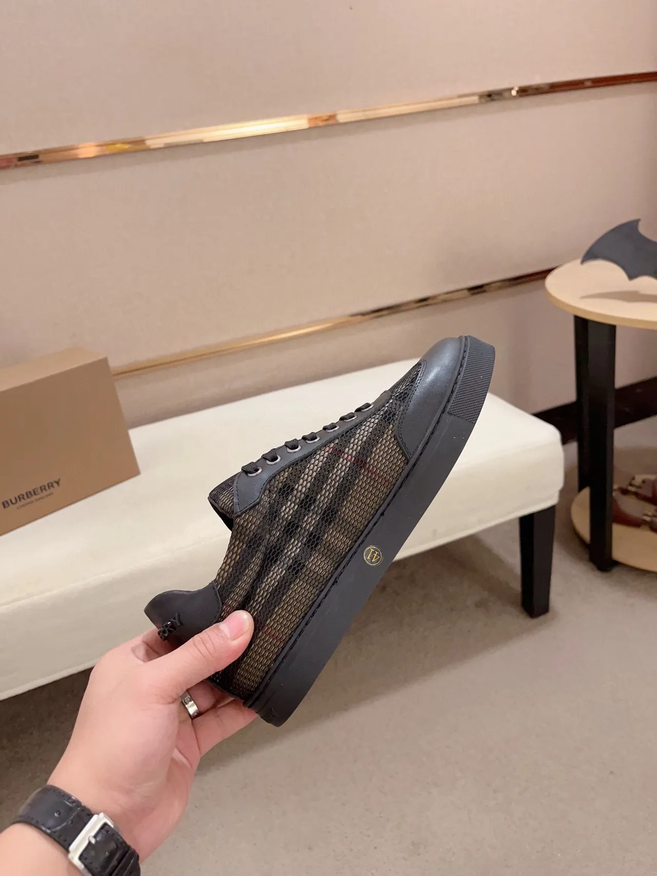 Burberry Tênis lifestyle preto e bege com painéis em malha e bordas de couro 6