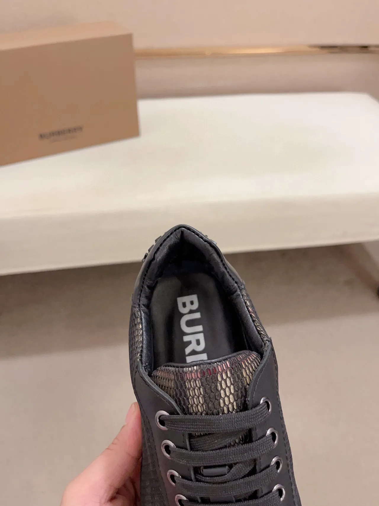 Burberry Tênis lifestyle preto e bege com painéis em malha e bordas de couro 7