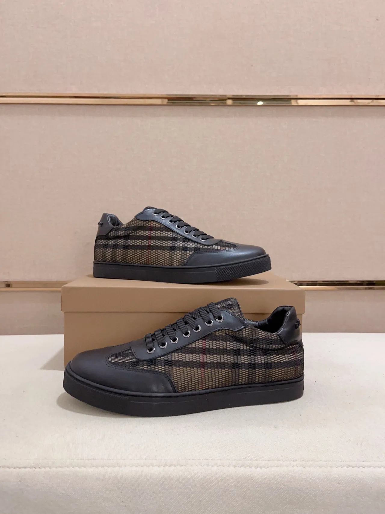 Burberry Tênis lifestyle preto e bege com painéis em malha e bordas de couro 8