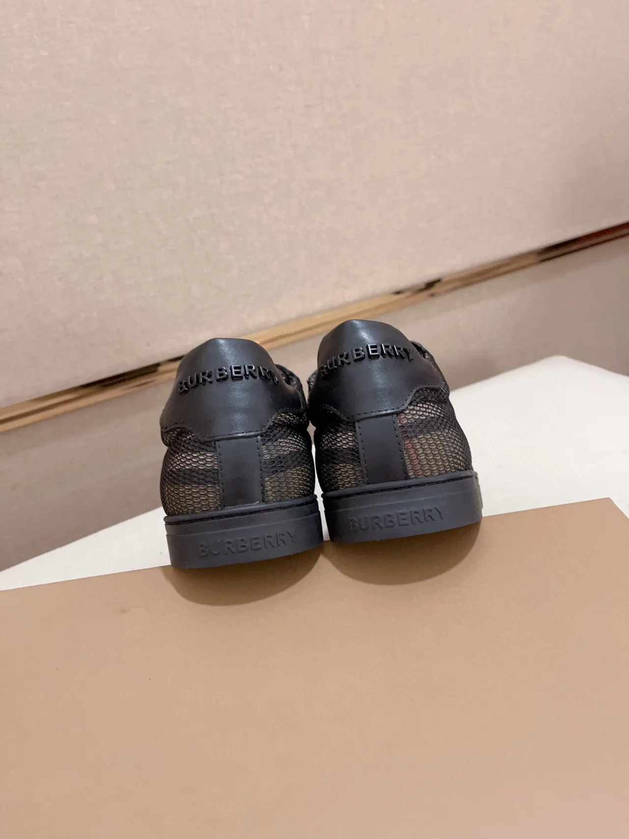 Burberry Tênis lifestyle preto e bege com painéis em malha e bordas de couro 9