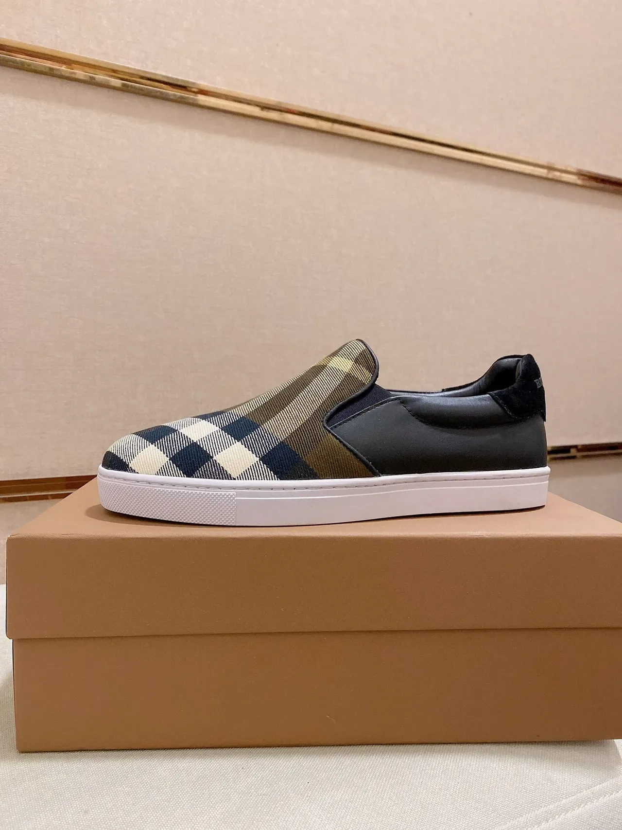 Burberry أسود متعدد الألوان slip-on مطبوعة بالمربعات أحذية رياضية نمط حياة 1