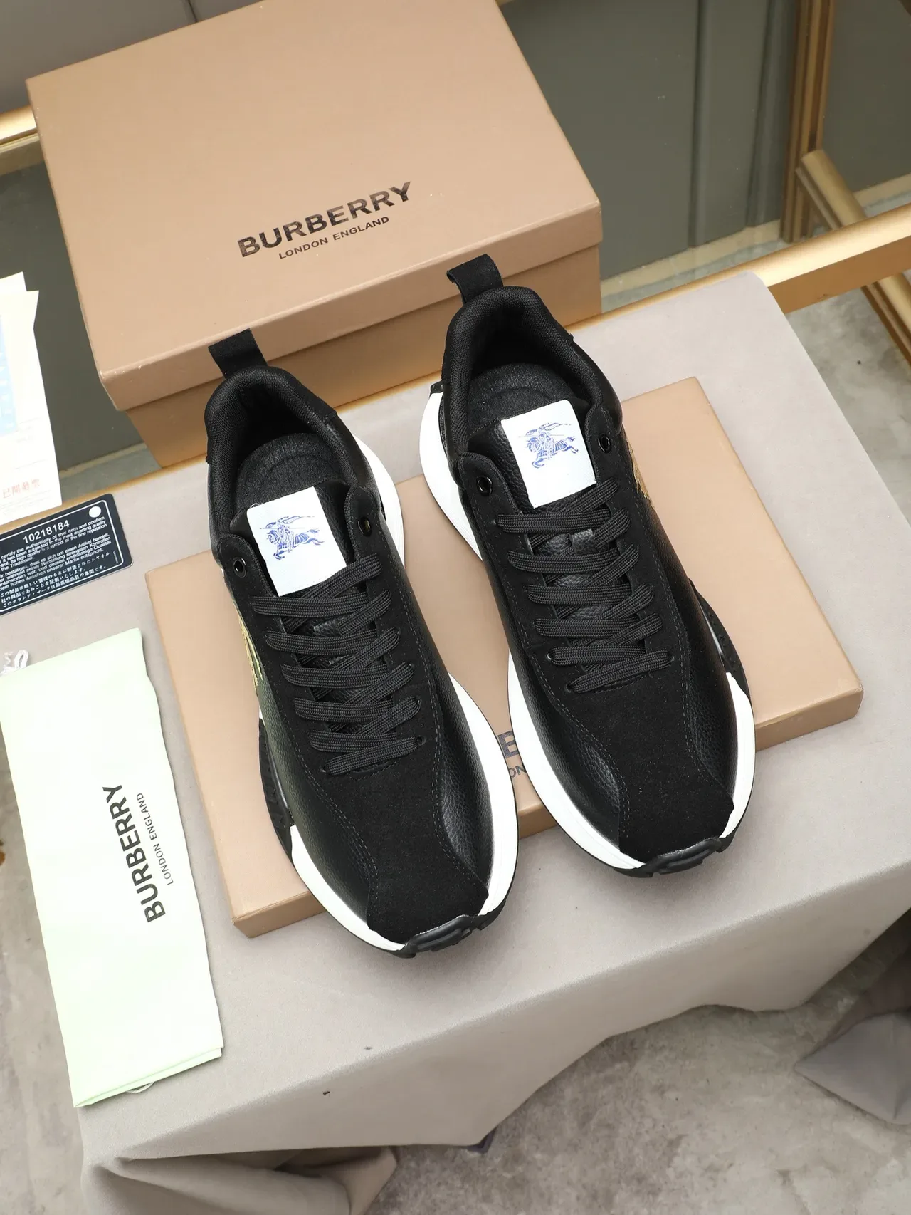 Burberry Knight حذاء رياضي أسود جلدي بشعار ذهبي ستايل حياة 3