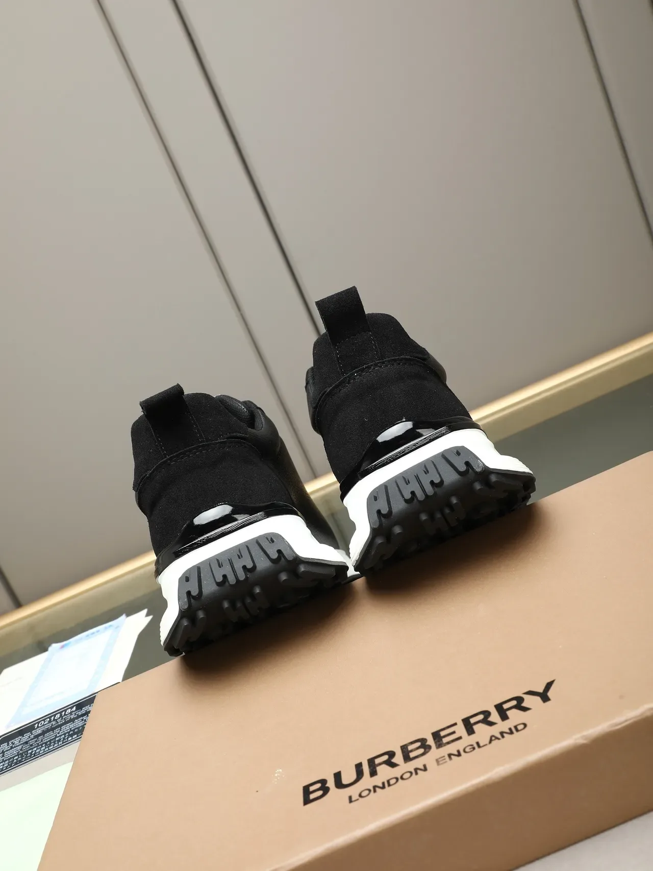 Burberry Knight حذاء رياضي أسود جلدي بشعار ذهبي ستايل حياة 4