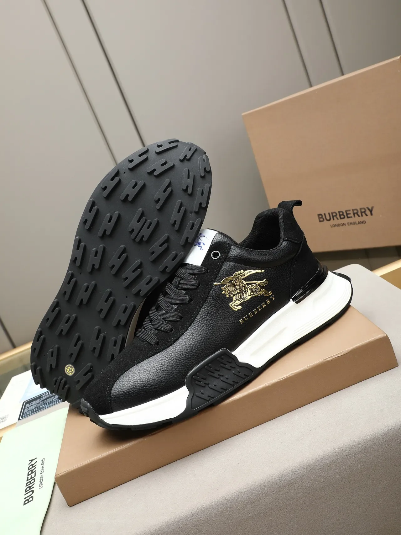Burberry Knight حذاء رياضي أسود جلدي بشعار ذهبي ستايل حياة 5