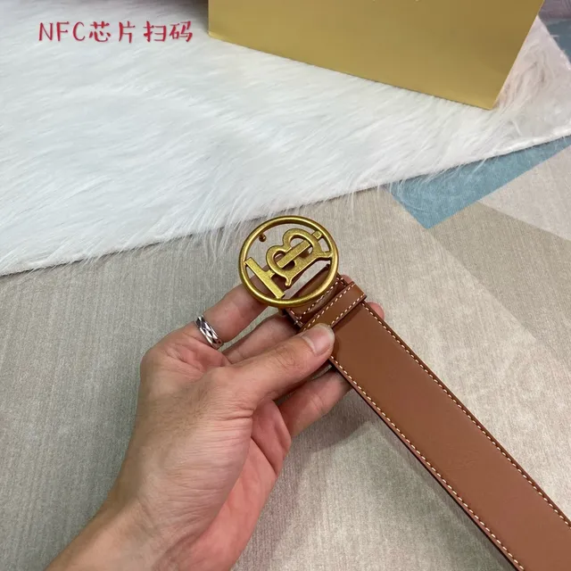 Burberry Knight Ceinture en Cuir Lisse Tan avec Boucle Circulaire de Monogramme Marron Doré 2