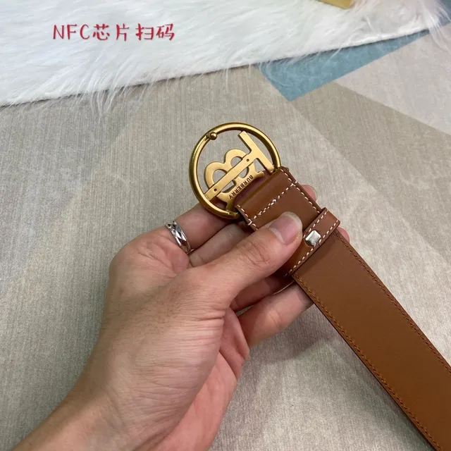 Burberry Knight Ceinture en Cuir Lisse Tan avec Boucle Circulaire de Monogramme Marron Doré 6