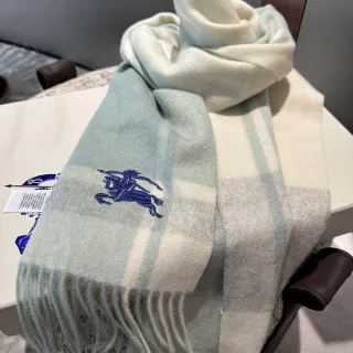 Burberry Knight وشاح أزرق جليدي ووشاح كشمير أبيض كريمي