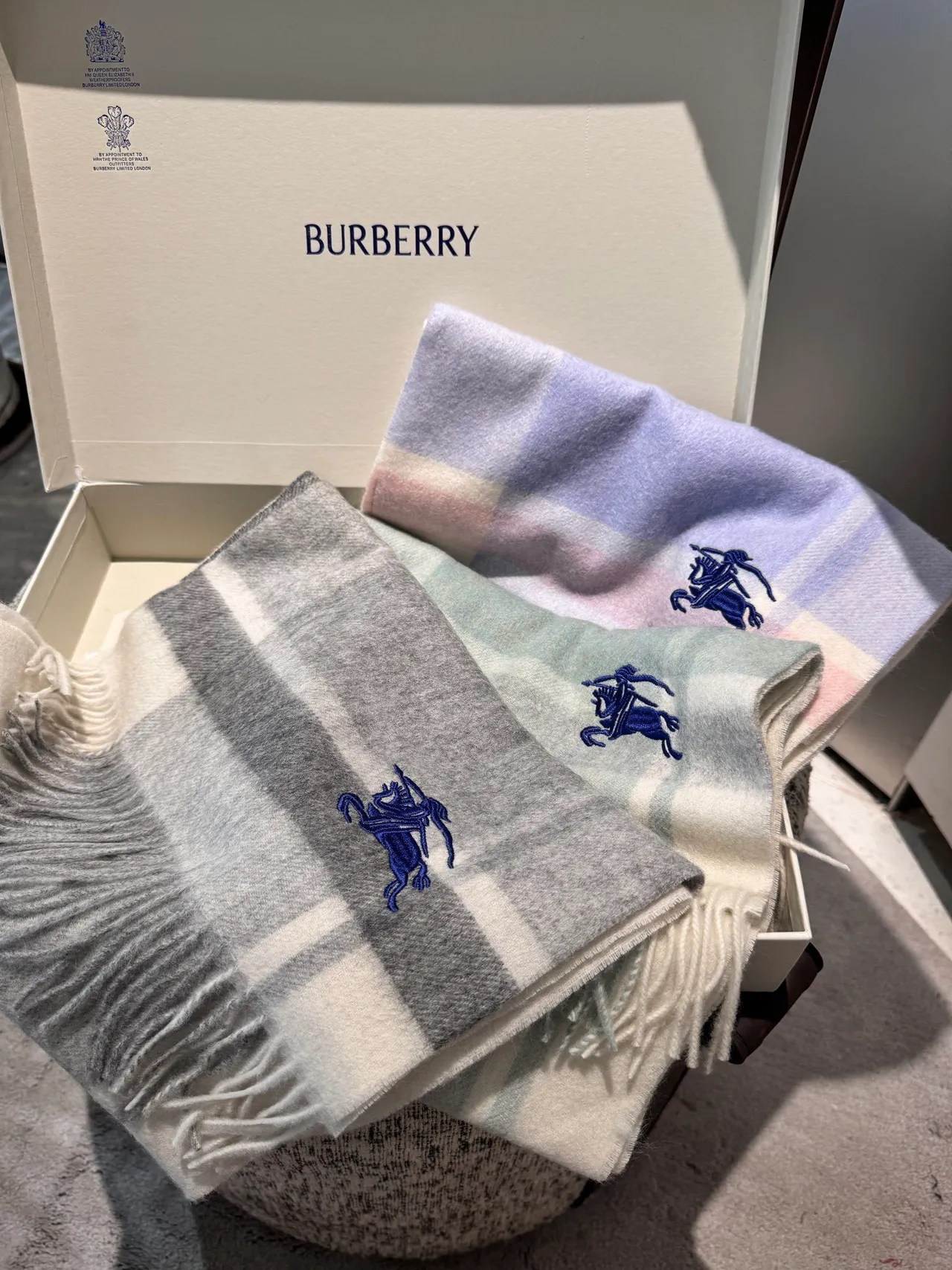Burberry Knight cachecol azul gelo e cachecol de cashmere off-white 3