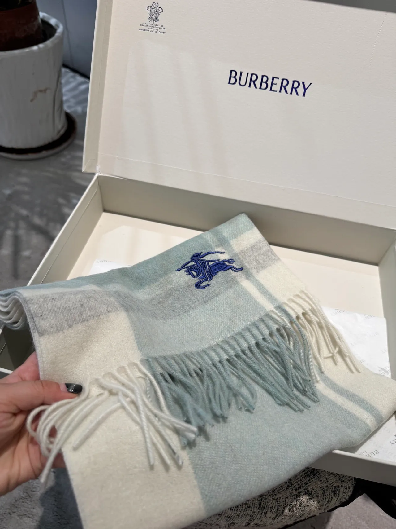 Burberry Knight cachecol azul gelo e cachecol de cashmere off-white 5