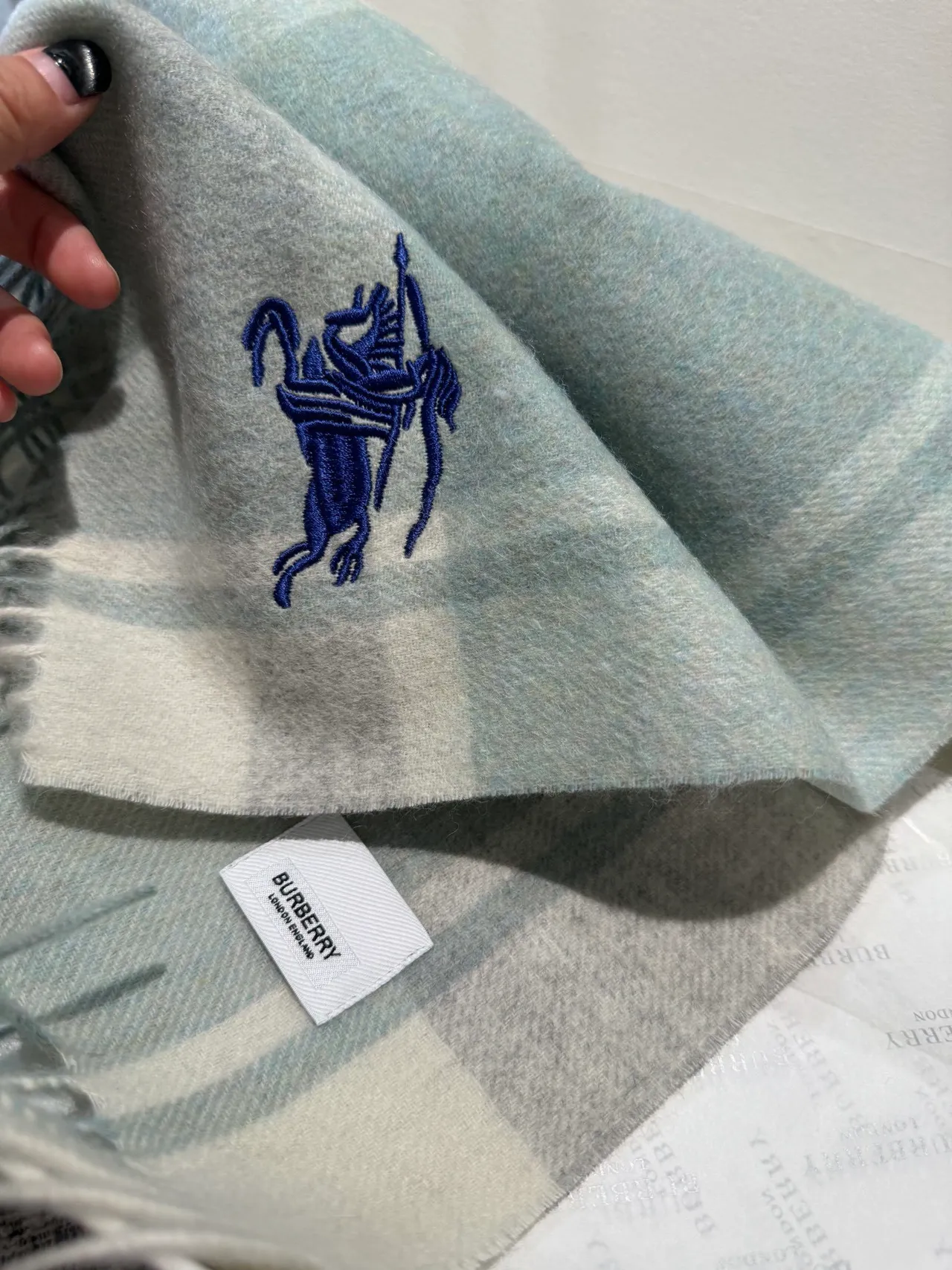 Burberry Knight cachecol azul gelo e cachecol de cashmere off-white 6