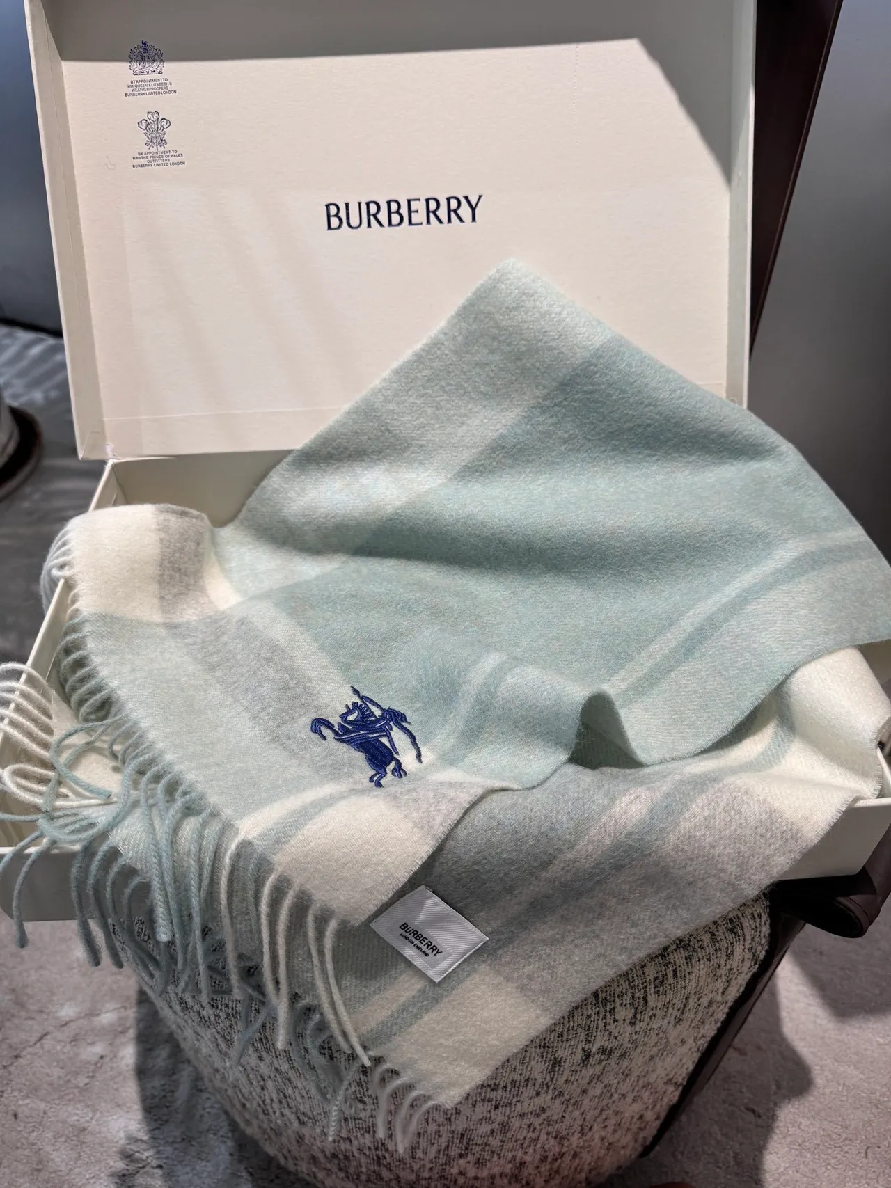 Burberry Knight cachecol azul gelo e cachecol de cashmere off-white 7